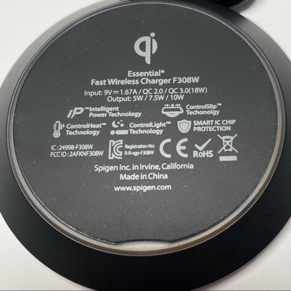 Spigen Essential Leather 10W Charging Pad - Picture 4 of 6